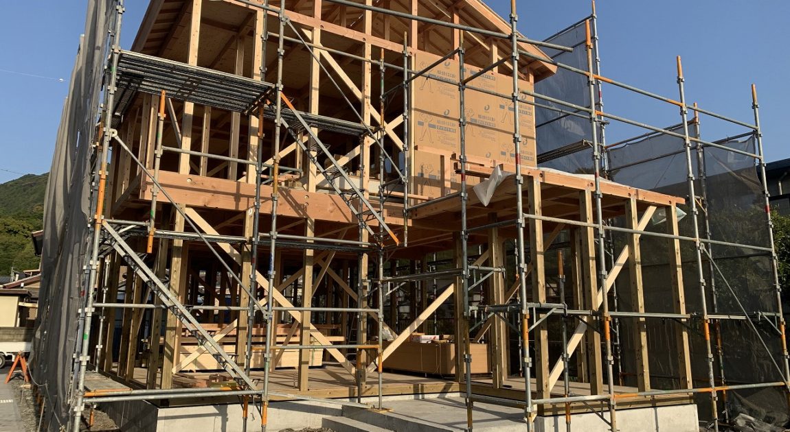 富士市で注文住宅 新築を建てるなら建築士と建てる家 アスカ工務店 雨が去った後 晴天に恵まれ家の骨組みを建てる建て方をしました